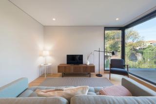 LovelyStay - Primrose 2BR Flat with Free Parking, AC and Balcony - Porto - 0