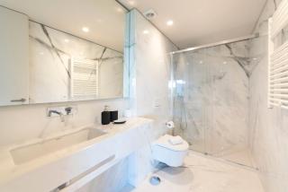 LovelyStay - Primrose 2BR Flat with Free Parking, AC and Balcony - Porto - 3