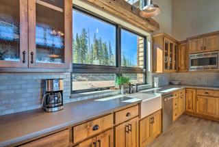 Luxury Ski-InandOut Getaway with Hot Tub and Views! - 7