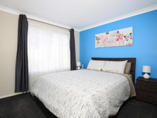Kingfisher I Pet Friendly I 10 Min Walk to Beach - 1