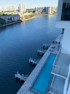Luxury Condo with Jacuzzi and Amenities - Hollywood - 8