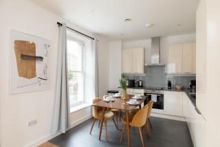 London City Apartments - Luxury and spacious apartment with balcony - Londra - 5