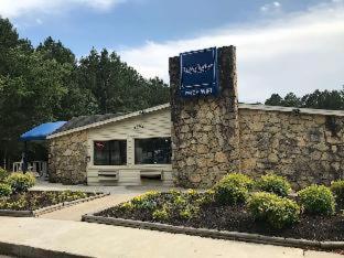 Travelodge by Wyndham Fayetteville - Fayetteville - 2