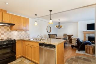 2BR + Den | Woodrun | True Ski-in/out | Free Parking | Pool & Hot Tub | King Bed w/ Ensuite - 6