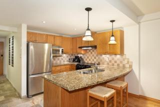 2BR + Den | Woodrun | True Ski-in/out | Free Parking | Pool & Hot Tub | King Bed w/ Ensuite - 7