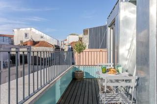 LovelyStay - Downtown Studio with Pool, AC and Balcony - 4