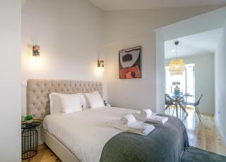LovelyStay - Downtown Studio with Pool, AC and Balcony - Porto - 7