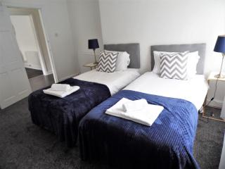 Penilee Upper Apartment - 2