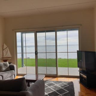 Blue Seas - Beach Front Living - Tumby Bay - 3