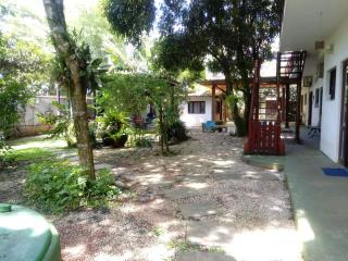 Lindas suítes a uma quadra da praia e centro - 4