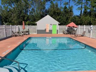 Magnolia Inn Extended Stay of Kingsland - New 2024 - Book a Kitchen Room - 12 Noon Check Out - Sleep In Late - Better Sleep - Ultra Sparkling - Pool open until until 4AM - Stay and Save Today - 24 Hour Front Desk - Premium Coffee Bar - Award Winning Inn - Kingsland - 6