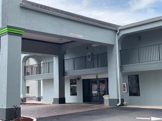 Magnolia Inn Extended Stay of Kingsland - New 2024 - Book a Kitchen Room - 12 Noon Check Out - Sleep In Late - Better Sleep - Ultra Sparkling - Pool open until until 4AM - Stay and Save Today - 24 Hour Front Desk - Premium Coffee Bar - Award Winning Inn - Kingsland - 8