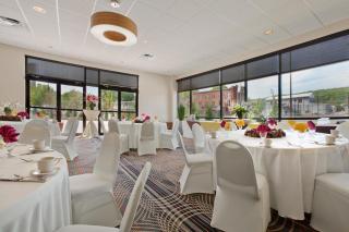 Holiday Inn and Suites Charleston West by IHG - Charleston - 6