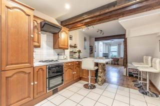 4 Bed 3 Baths in CENTRAL WINDSOR! WALK 2 ALL THE SIGHTS! LEGOLAND 5 MIN DRIVE - 8