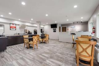 Econo Lodge Inn & Suites - Mason City - 9