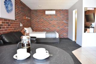 Town House Motor Inn - 1