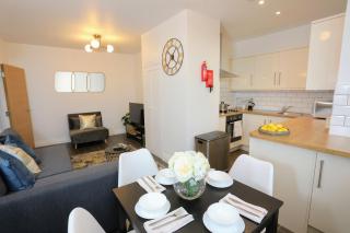 Aisiki Living at Upton Rd, Multiple 1, 2, or 3-Bedroom Apartments, King or Twin beds with FREE Wi-Fi & PARKING - Watford - 6