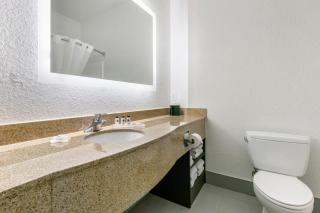 Clarion Pointe Columbus-Bradley Park - 4