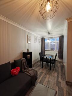 Palaz 2 - 2 Bedroom Flat - Edmonton - 1