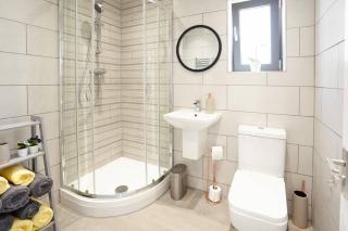 Home from home - 4 Double Bed House with Parking - Slough - 4