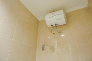 Strategic 1BR The Boulevard Apartment with Luxurious Design By Travelio - 6