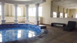 Strategic 1BR The Boulevard Apartment with Luxurious Design By Travelio - 1