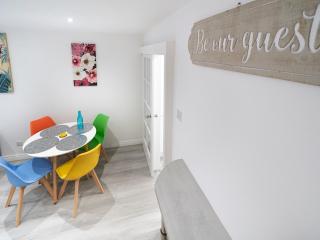 Lovely 2BR Apt Next to City Centre Queens Uni - Pass the Keys - 7