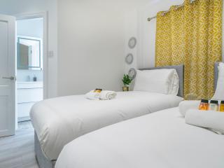 Lovely 2BR Apt Next to City Centre Queens Uni - Pass the Keys - 6