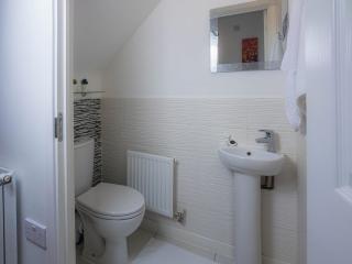 Modern 2 Bed House with Parking and Garden - 3