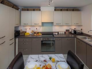 Modern 2 Bed House with Parking and Garden - 9