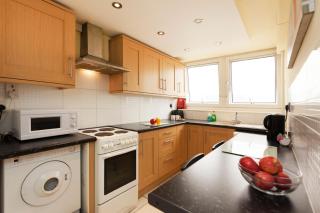 Victoria Centre Apartments in the Victoria Centre Shopping Centre - Nottingham City Centre - 24 hour access - Most Central Location, Kitchen - Sunday check-out 1pm - Opposite Hilton by Restaurants & Shops - Outdoor Parking Cars or Vans five pounds a day - Nottingham - 4