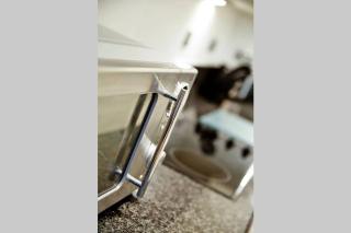 MODERN APARTMENT at SLOUGH STATION, LONDON IN 18 MINS! - Slough - 6