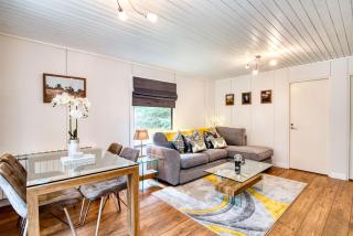 Otter with mountain view and enclosed decking - 1