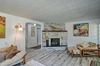 Stylish Dog-Friendly Bungalow Steps to Elk Lake - 5