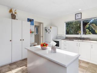 Family Fun at The Lake - Lake Tarawera Home - 7