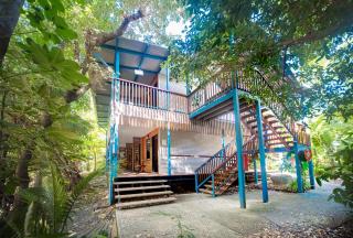 Airlie Beach Magnums - Adults Only - Airlie Beach - 4