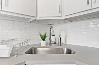2BR Minimalist Apt in Logan Sq near Train & Stores - Milwaukee 2 - Chicago - 4