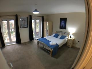 Very LARGE House, 6 beds, 4 bedrooms, 3 Bathrooms, 5 Smart TV's & VAN PARKING - Boston - 5