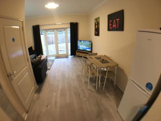 Very LARGE House, 6 beds, 4 bedrooms, 3 Bathrooms, 5 Smart TV's & VAN PARKING - Boston - 3