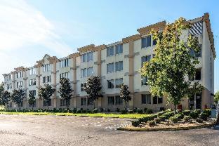 Ramada by Wyndham Birmingham Airport - Birmingham - 9