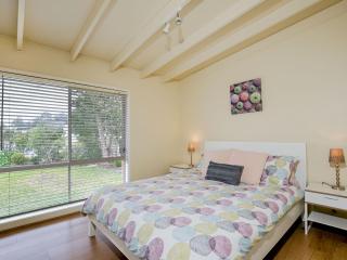 The Deckhouse I Pet Friendly I 2 Mins to Beach - 4