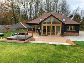 Chestnut-Lodge is rural, secluded, private with Hot Tub - Maidstone - 1