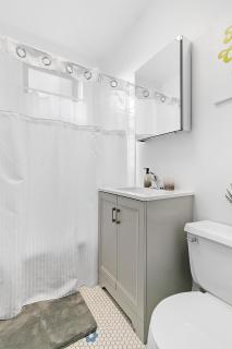 Furnished 1BR Apt with Natural Light & King Beds - Larchmont ALL REP - Chicago - 3