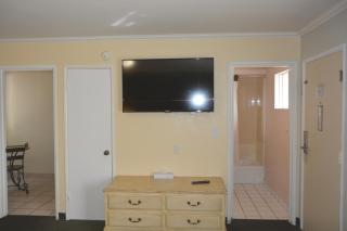 Oasis Inn and Suites - Santa Barbara - 9