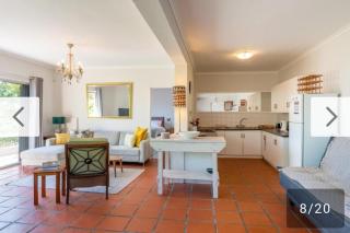 Roomy, quiet flatlet at the top of Camps Bay - 4