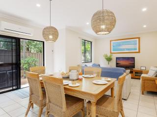 2 11a Christmas Bush Avenue - fantastic pet friendly townhouse close to Dutchies Beach with Wi-Fi and Air Con - Nelson Bay - 5