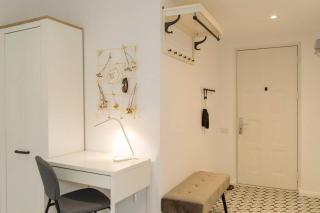 Sunny 2BR Flat - Old Town View - 9