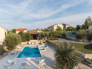 Spacious Holiday Home with Swimming Pool - Ražanac - 6