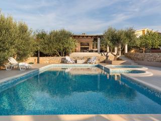 Spacious Holiday Home with Swimming Pool - Ražanac - 5