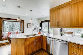 Wellington Haus: Dog Friendly Home, Hot Tub, Views - 3